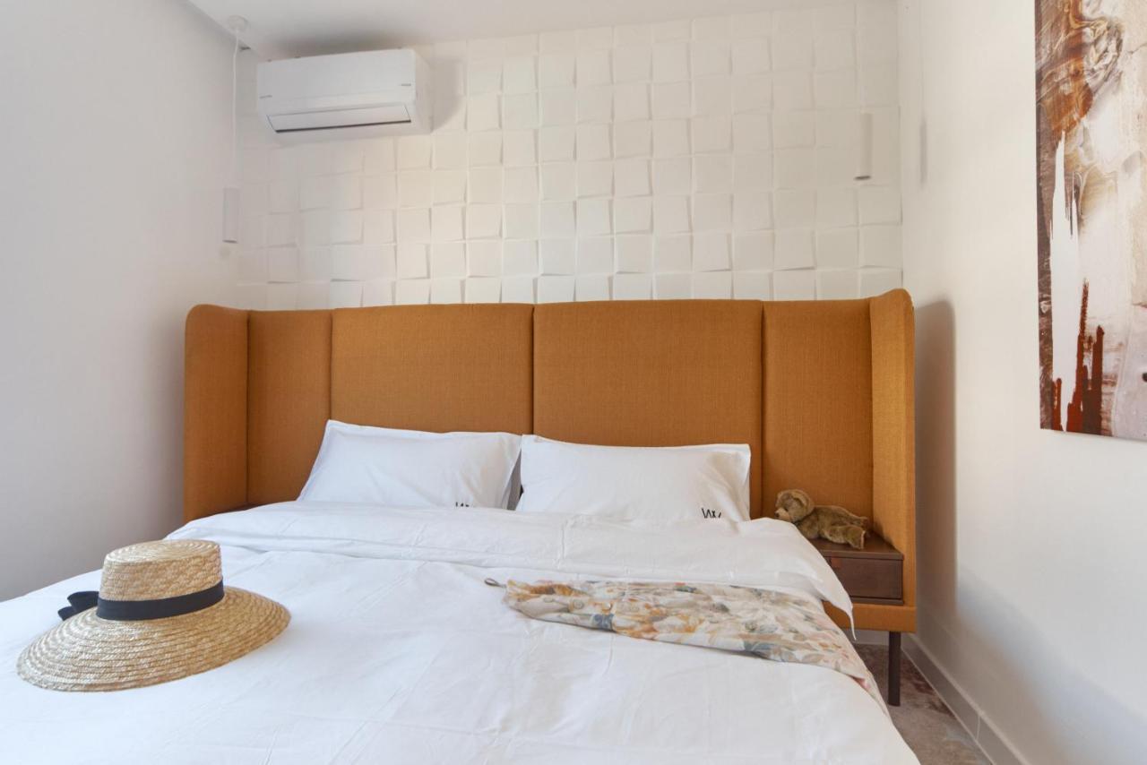 Hotel White