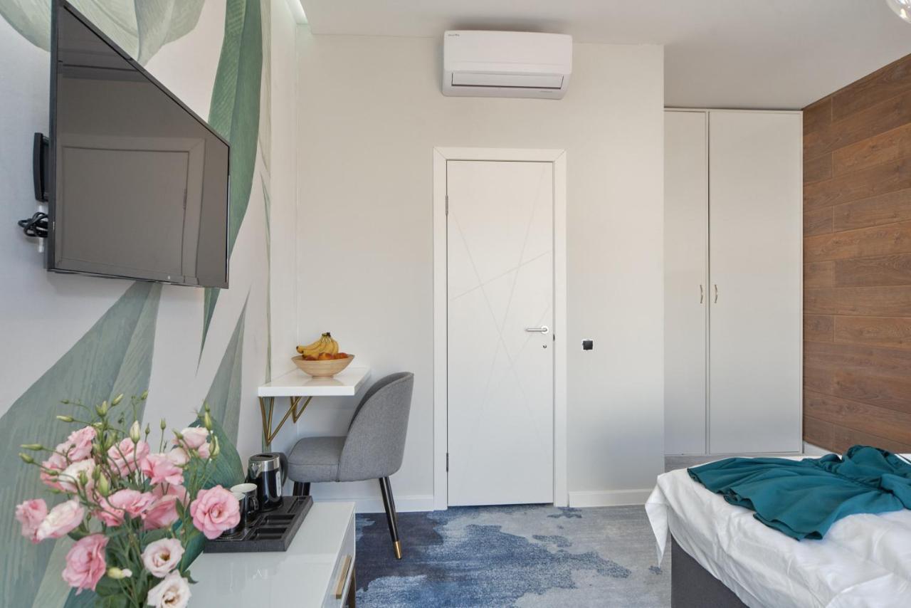 White Hotel *